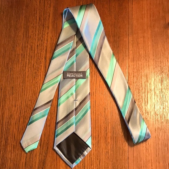 Kenneth Cole Reaction Silk Tie - Picture 5 of 9